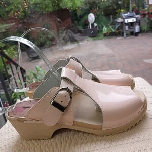NWT.Hanna Andersson Swedish wooden Clogs  in pink leather - Sandals Size 37.